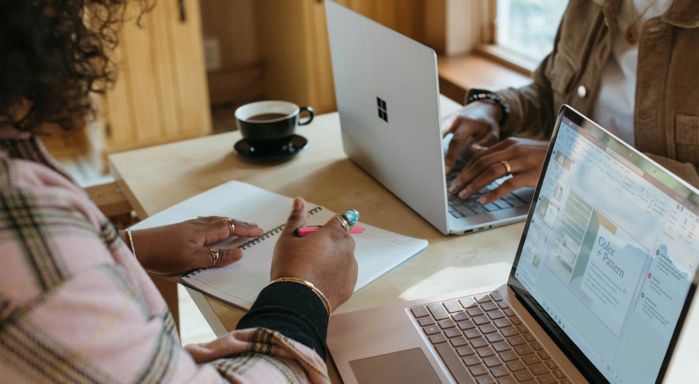 Deux personnes en reunion a distance